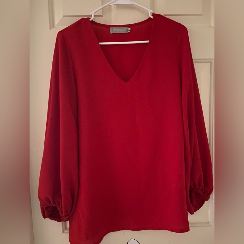 Ladies Red Blouse, perfect for the Holidays. Size Medium 🎄🎅🏼